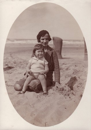 Met haar dochter Carry op het strand, jaren dertig